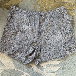 Ellen Tracy 100% linen gray and white paisley shorts size XL